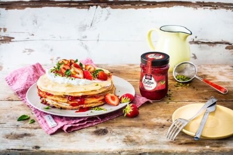 Crêpe-Torte mit Erdbeeren, Quark und Minze