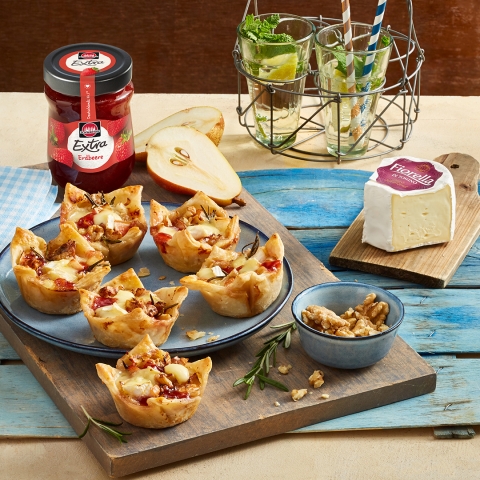 Blätterteigmuffins mit Fiorella-Käse und Erdbeerkonfitüre