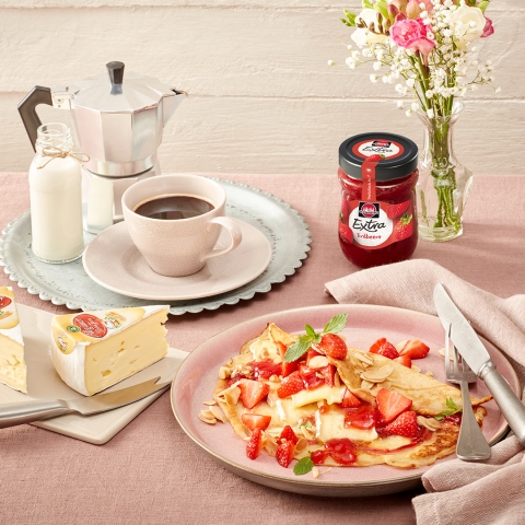 Gefüllte Pfannkuchen mit Erdbeeren und Allgäuer Rahm Torte